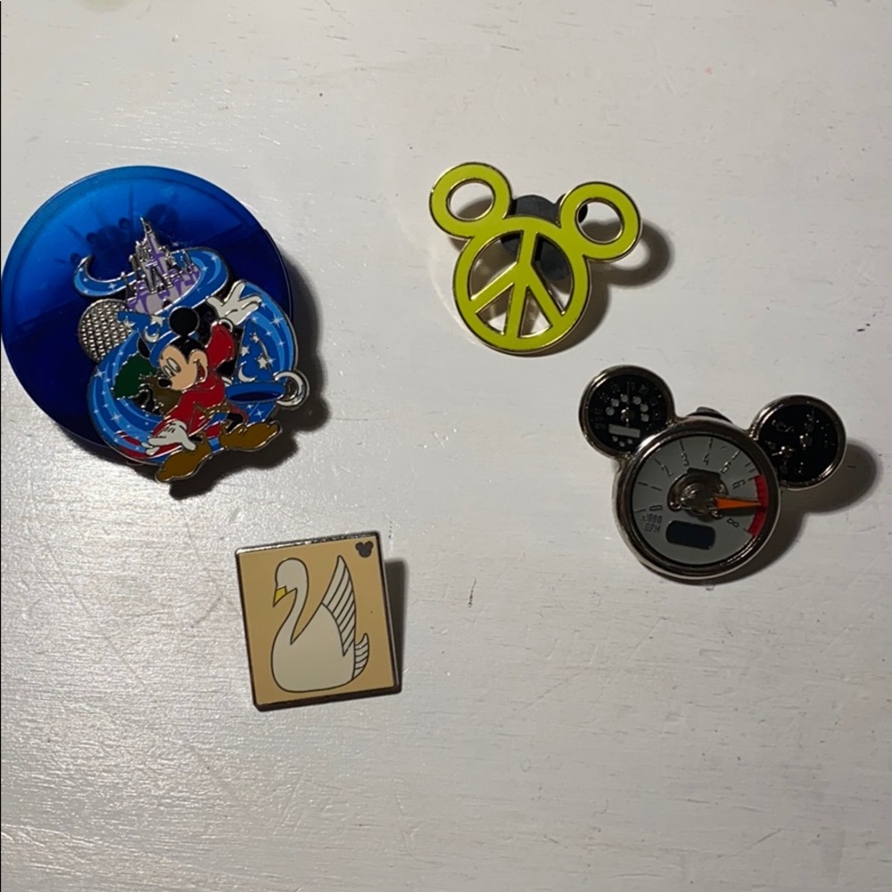 Disney Pins Mickey and Hidden Mickey Set